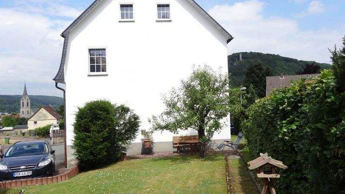 Hausansicht mit Garten