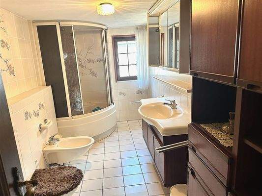 Zweites Bad mit Dusche, Bidet und Tageslicht