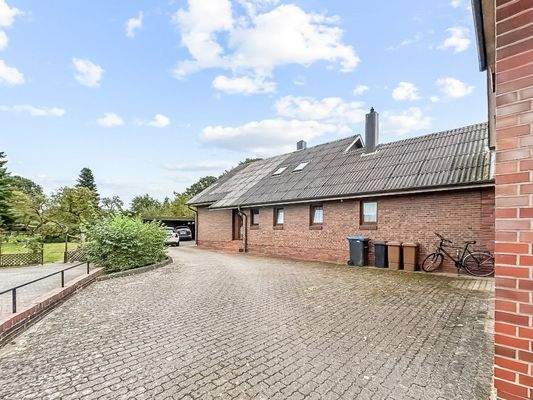 Haus 4 Rückansicht Stellplätze