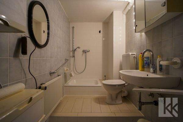 ...zweitem Badezimmer und...