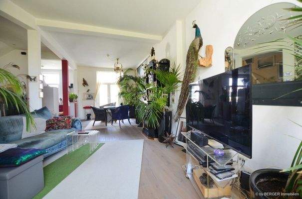 Blick zum Essbereich mit offener Küche