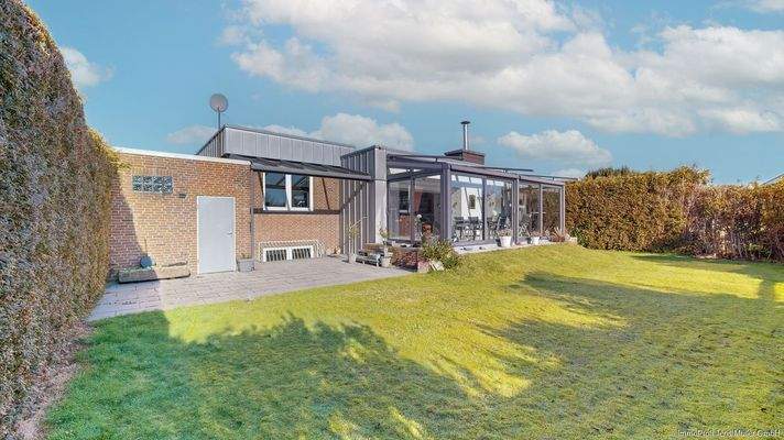 Rückansicht mit Zugang zur Garage, Wintergarten un