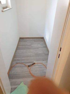 Kleines Zimmer mit Laminat