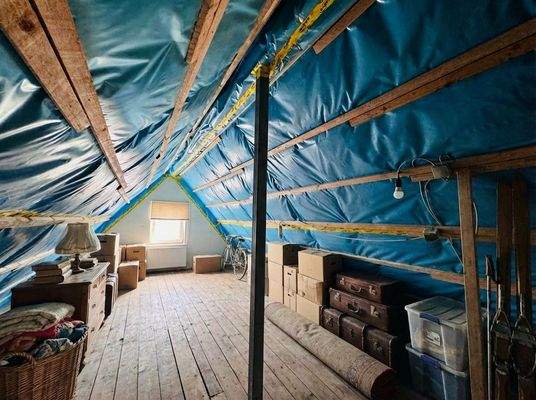 Unausgebauter Dachboden mit viel Stauraum