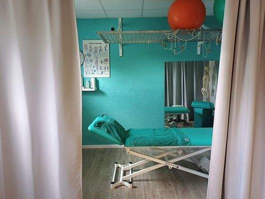 Behandlungsraum mit 2 Liegen