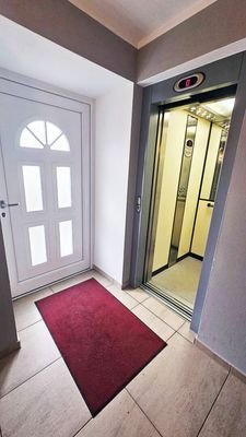 Hauseingang/Aufzug, Hochwertige 3-Zimmerwohnung mit Carport