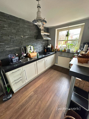 Küche mit großer Arbeitsplatte