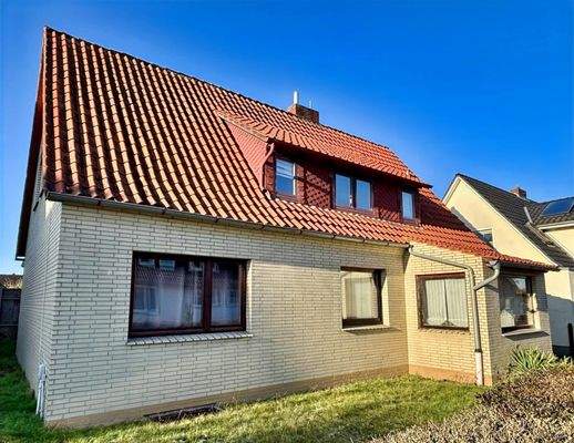 Ansicht von der Straßenseite / Ostseite des Hauses