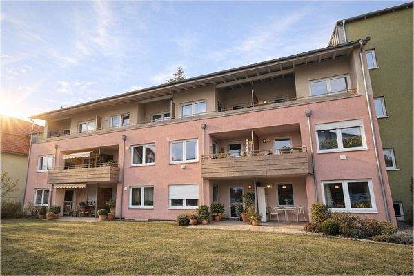 Hausansicht mit Terrasse und Garten