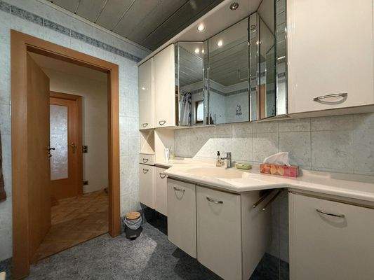 Badezimmer 1 von 2 im EG mit Wanne