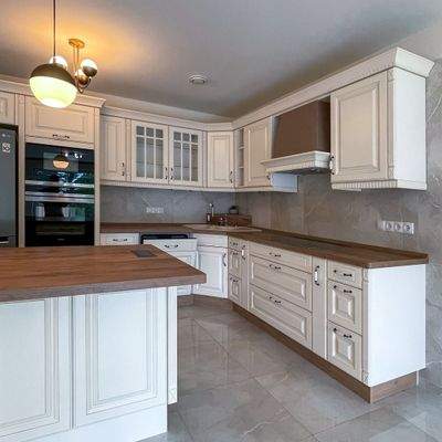 Wohnzimmer mit Balkon und offener Küche