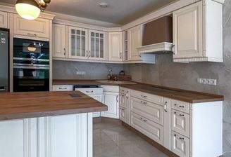 Wohnzimmer mit Balkon und offener Küche