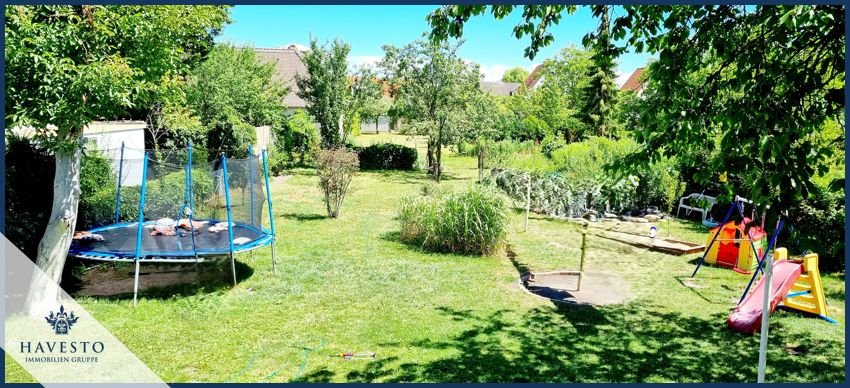 sommerlicher Blick in den großzügigen eigenen Gartenbereich