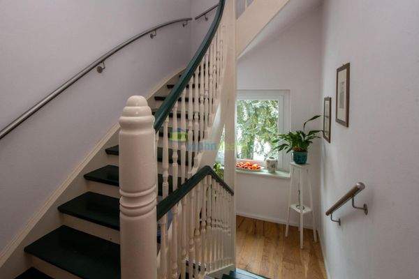 Treppenaufgang zum Wohnbereich im OG