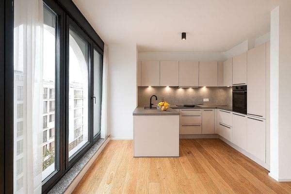 Moderne Küche mit Balkon