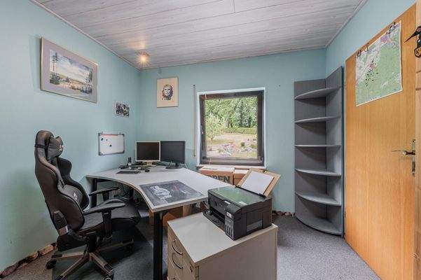 Links: Arbeitszimmer