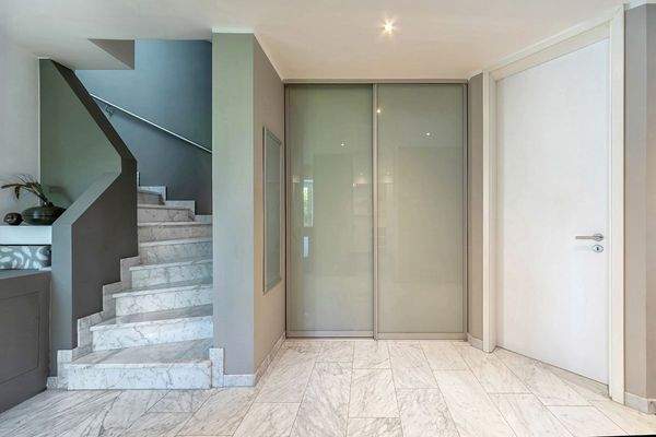 EG: Marmortreppe ins 1 OG/DG