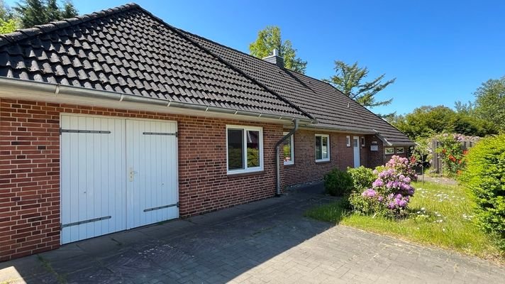 Straßenansicht mit Blick auf die Garage