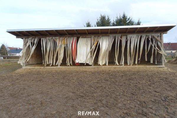 Unterstellplatz mit festen Untergrund