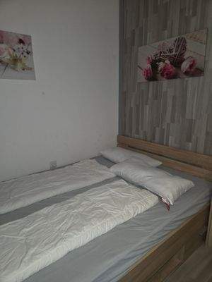 Schlafraum mit Fenster zur Loggia