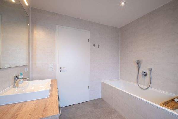 mit Badewanne u. Dusche