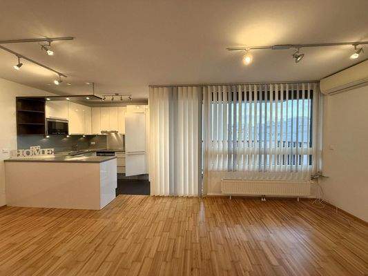 Wohn- / Essküche, klimatisiert / Deckenleuchten