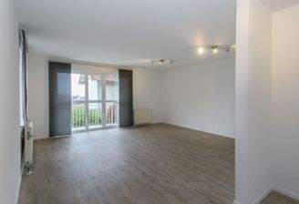 Wohnzimmer mit Balkonzugang