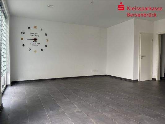 Wohn- und Esszimmer mit Küche