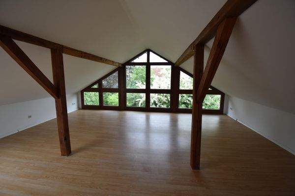 Zimmer mit Fensterfront im OG