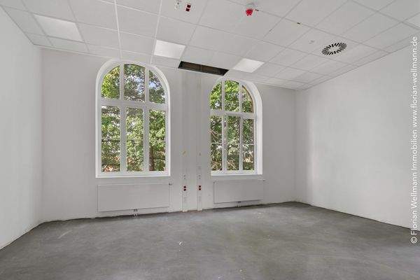 Konferenzraum oder Großraumbüro im 2. Obergeschoss