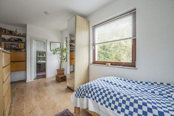 Schlafzimmer OG mit angrenzendem Bad