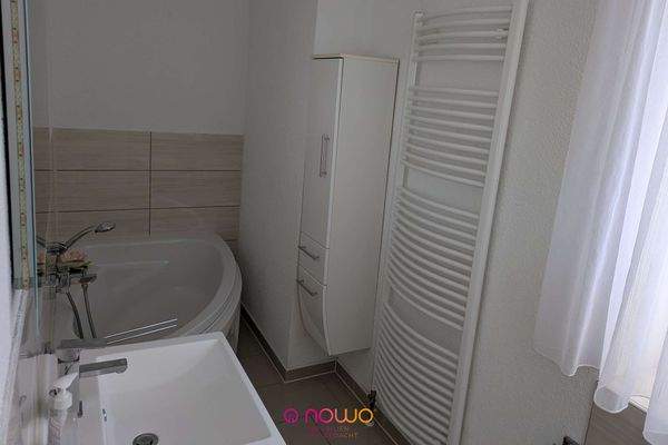 Bad im EG mit Wanne und Dusche