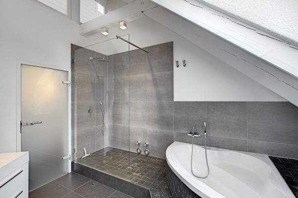 Dusche und Eckbadewanne
