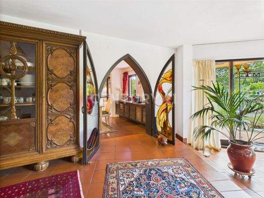 Wunderschöne Tür zur Küche mit Glaselementen