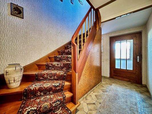 Eingangsbereich mit Treppe ins Obergeschoss