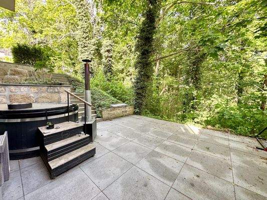 Terrasse am Gäste-Apartment mit Whirlpool