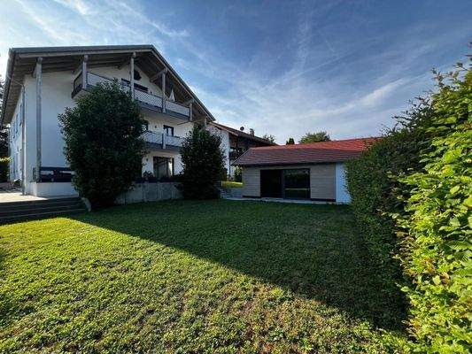 Hausansicht Garten und Anbau