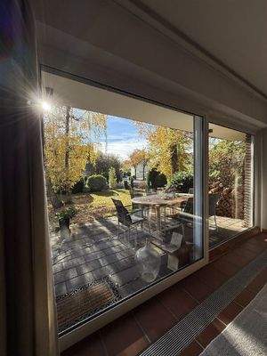 Blick in den Garten vom Essbereich