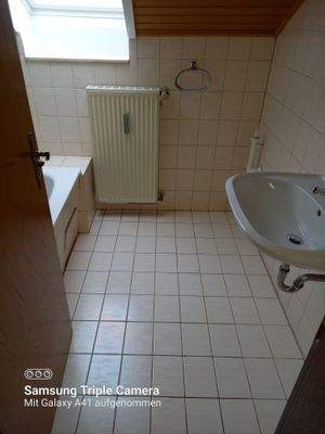 Badzimmer mit Wanne und Fenster