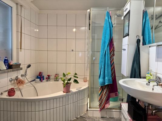 Bad mit Wanne und Dusche