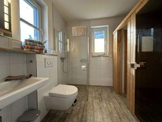 Badezimmer I im Erdgeschoss mit Dusche & Sauna
