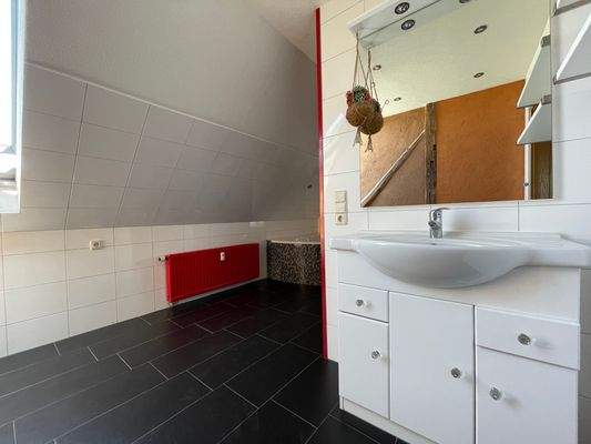 Bad mit Einbaumöbel.JPG