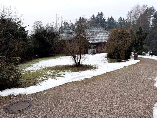 Auffahrt/Straßenansicht