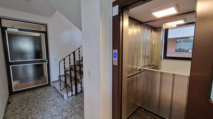 Treppenhaus und Aufzug