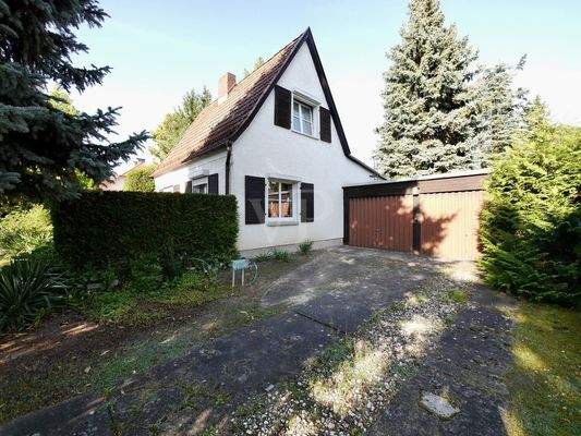 Bestandshaus mit Garagen