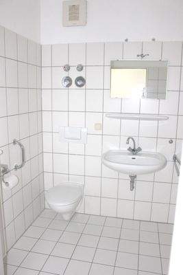 Badezimmer mit Wanne und WC