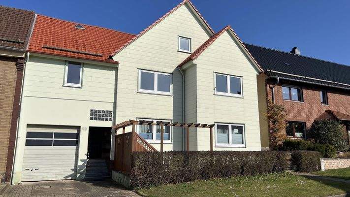 Straßenansicht mit Garage