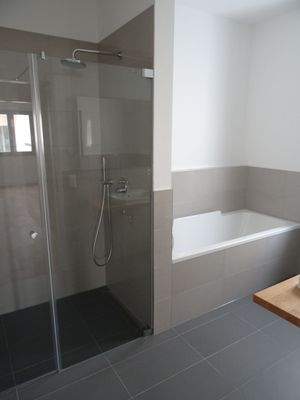 Bad mit Dusche und Wanne