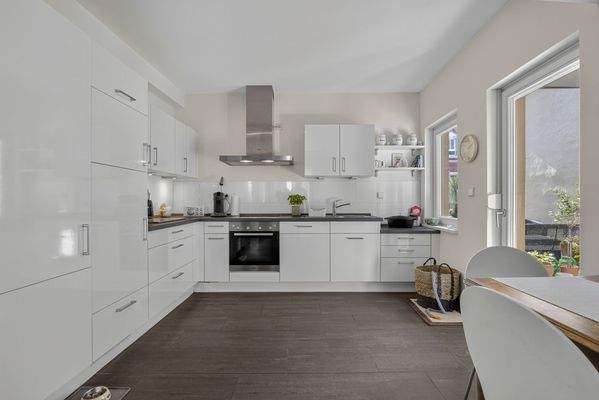 Küche mit Zugang zur Terrasse 