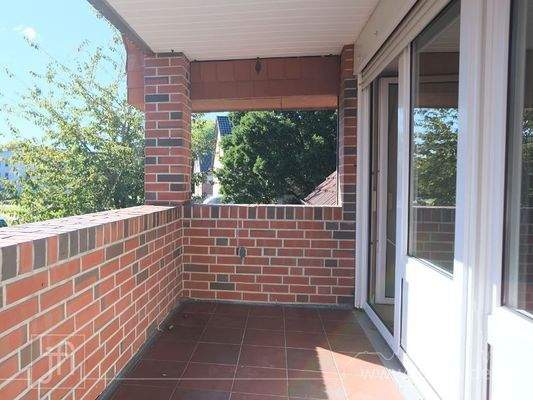 ...mit Zugang zum überdachten Balkon